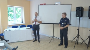 Komendant Komisariatu Policji w Dobrzejewicach oraz przemawiający uczestnik debaty