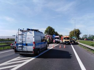 Policjanci oraz pozostałe służby pracujące na miejscu wypadku w Ostaszewie.