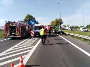 Policjanci oraz pozostałe służby pracujące na miejscu wypadku w Ostaszewie.