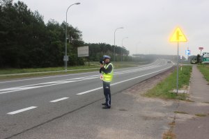 policjanci podczas kontroli drogowej