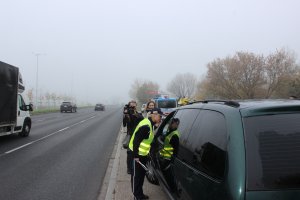 policjantka zatrzymuje samochód do kontroli drogowej