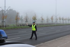 policjantka zatrzymuje samochód do kontroli drogowej