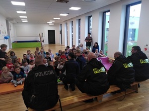 Policjanci rozmawiają z dziećmi o bezpieczeństwie
