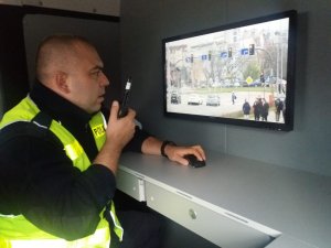 policjant przed ekranem monitoringu