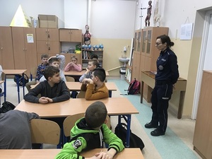 Policjantka rozmawia z uczniami o bezpieczeństwie