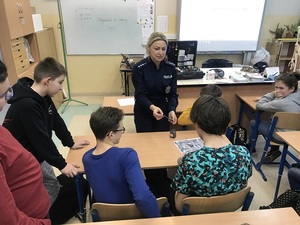 Policjantka rozmawia z uczniami o pracy technika kryminalistyki