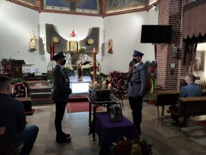 Zdjęcie śp. mł.asp. Łukasza Latanowicza na tle radiowozu oraz z uroczystości pogrzebowych.