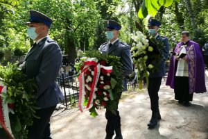 Zdjęcie śp. mł.asp. Łukasza Latanowicza na tle radiowozu oraz z uroczystości pogrzebowych.