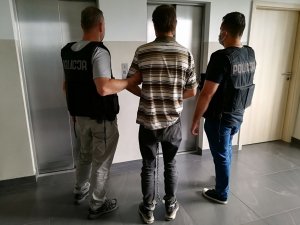 zdjęcia sprawców  prowadzonych przez kryminalnych z KMP w Toruniu