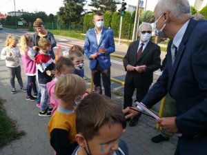zdjęcia ze eventu związanego z uruchomieniem sygnalizacji świetlnej przy szkole w Chełmży