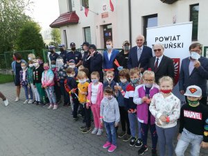 zdjęcia ze eventu związanego z uruchomieniem sygnalizacji świetlnej przy szkole w Chełmży