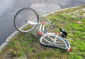 Zdjęcie poglądowe  - wypadek rowerzysty, ukazuje rower po  wypadku.