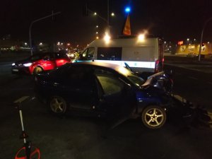 Zdjęcia pojazdów uczestniczących w wypadku przy ul. Olsztyńskiej. Widoczne uszkodzenia aut oraz radiowozy policji z włączonymi sygnałami świetlnymi. Zdjęcia wykonane w nocy.