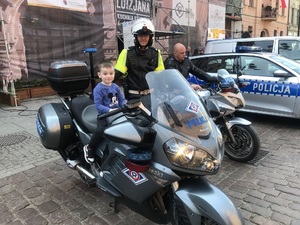 Policjanci pokazują motocykl