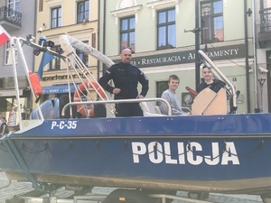 Policjant prezentuje łódź policyjną