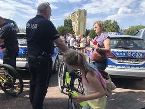 Policjant znakuje rower