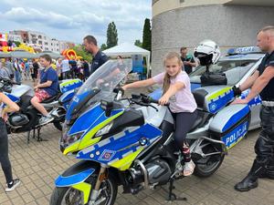 dziecko siedzi na policyjnym motocyklu