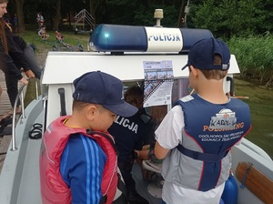 Dzieci zwiedzają łódź policyjną