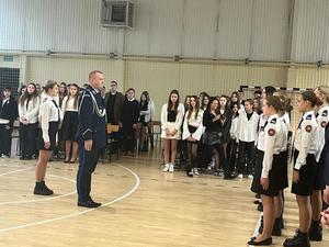 Komendant Miejski Policji w Toruniu odbiera meldunek od uczniów klas policyjnych