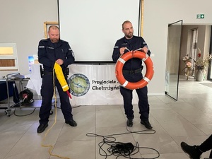 Policjanci pokazują uczniom sprzęt policyjny wykorzystywany do pracy na wodzie